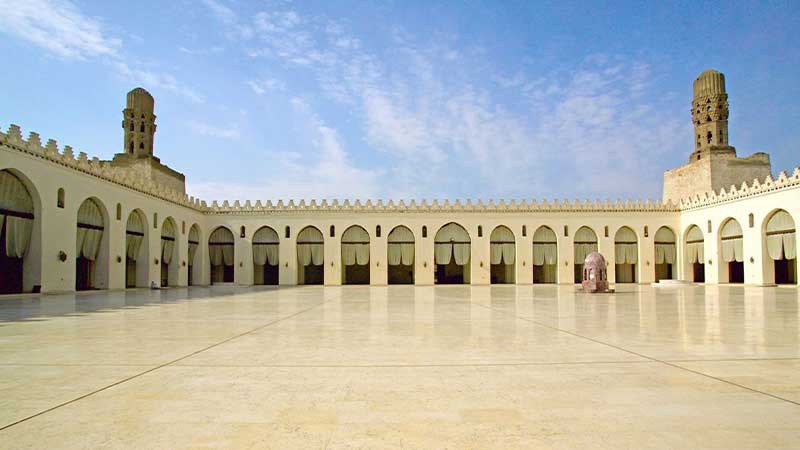 A picture from inside the Al Hakim Mosque in a wonderful atmosphere